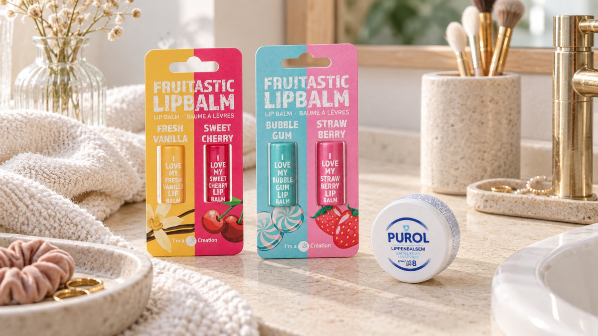 2K Fruitastic Fresh Vanilla & Sweet Cherry dárková sada balzámů na rty 2×4,2 g na fotografii k článku Péče o rty na podzim a zimu.