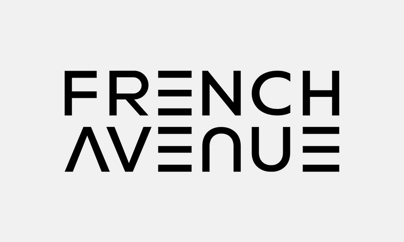 French Avenue – černé logo na světle šedém pozadí