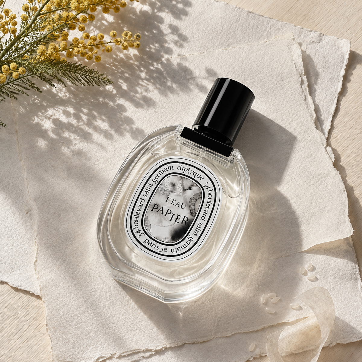 Diptyque L’Eau Papier mezi jemnými papíry s mimózou a měkkým ranním světlem – MrRizz