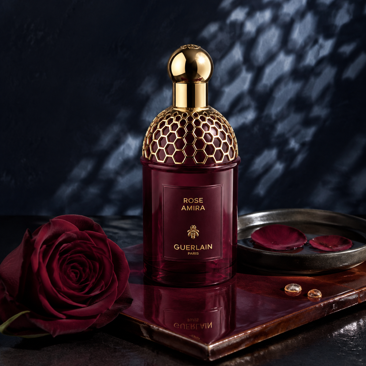 Guerlain Rose Amira v nočním růžovém zátiší s jemným kadidlovým detailem – MrRizz