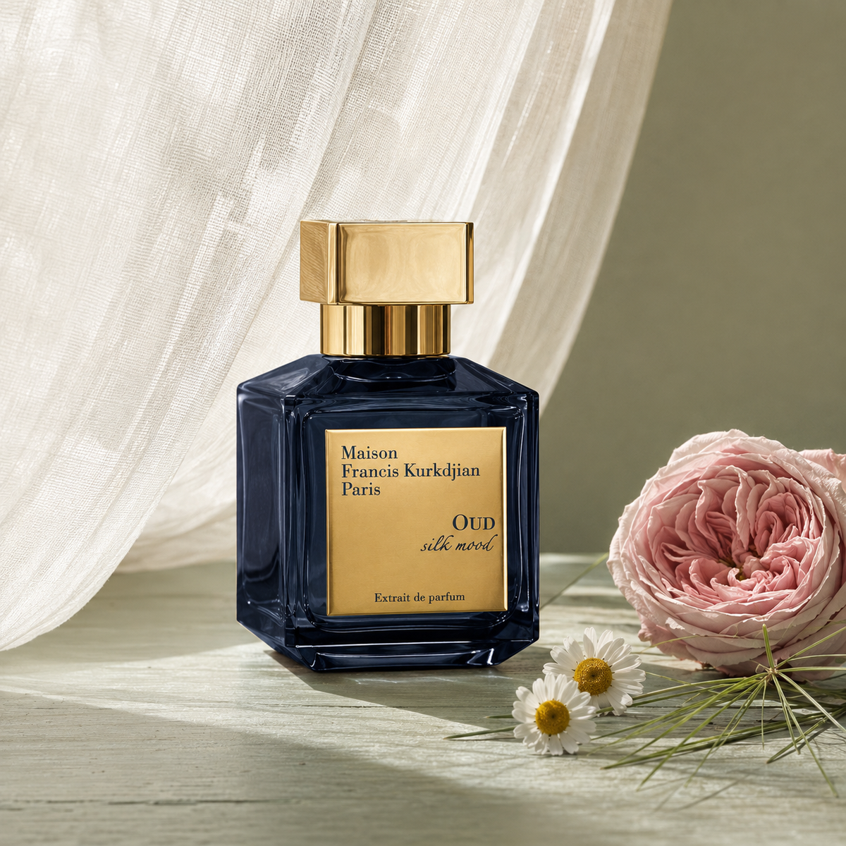 Oud Silk Mood Extrait v jemném hedvábném zátiší s růží a heřmánkem – MrRizz