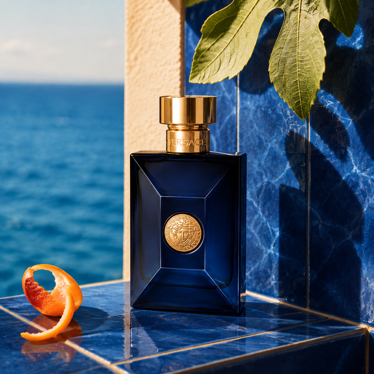 Versace Dylan Blue v modré středomořské kompozici s fíkovým listem – MrRizz