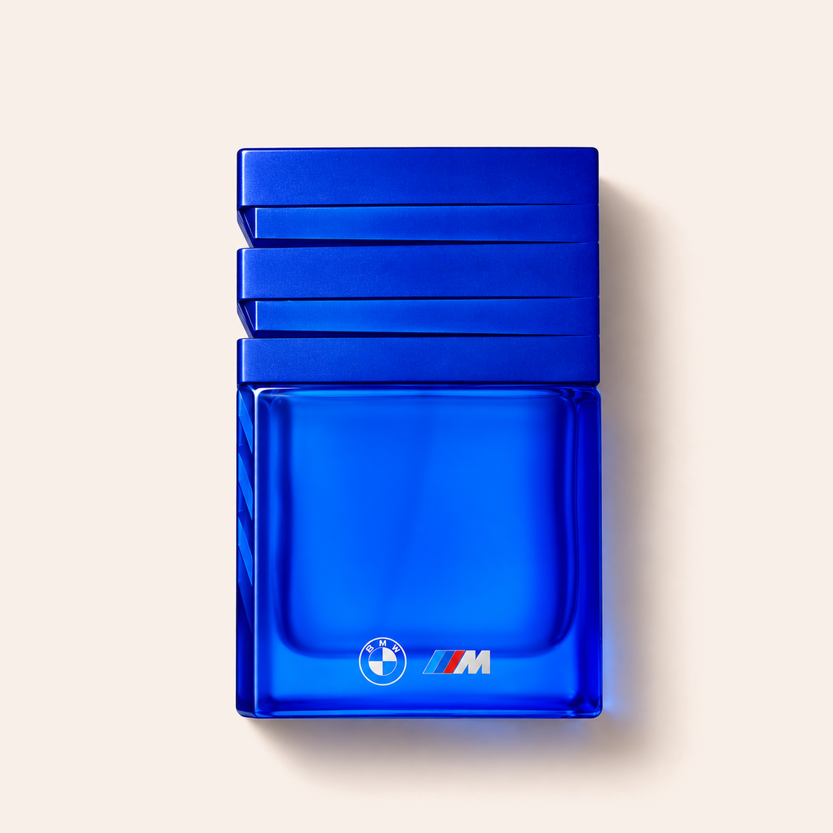 BMW M 1985 EDT 100 ml – titulní fotografie modrého flakonu položeného na béžovém pozadí – MrRizz