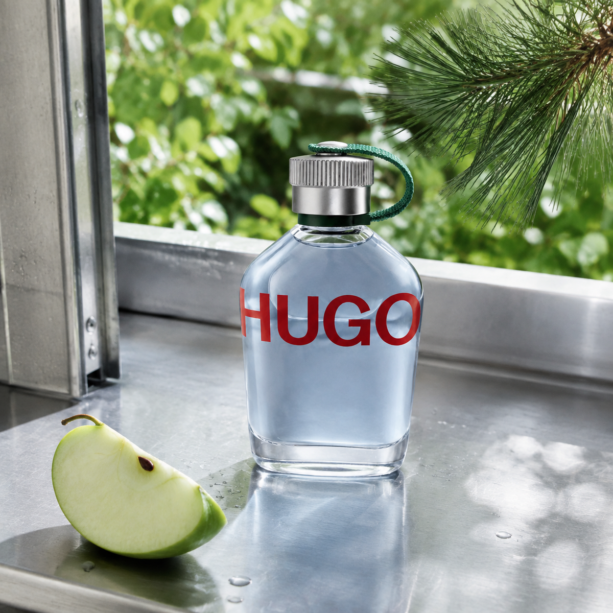 Hugo Boss Man u otevřeného okna se zeleným jablkem a borovicovou větví – MrRizz