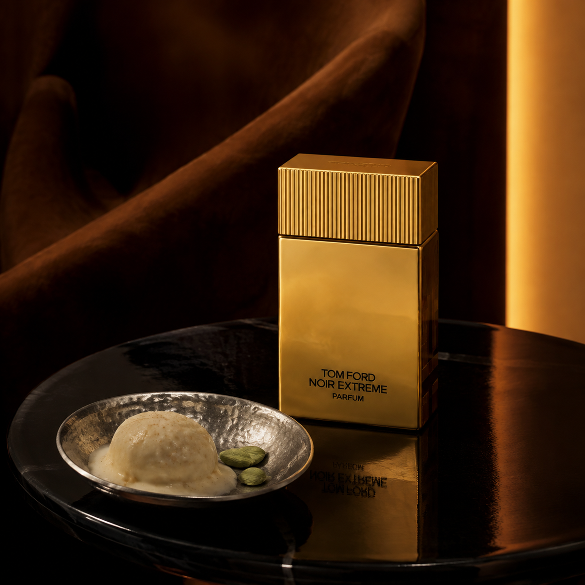 Tom Ford Noir Extreme Parfum na černém lakovaném stolku s kardamomem a dezertem kulfi – MrRizz
