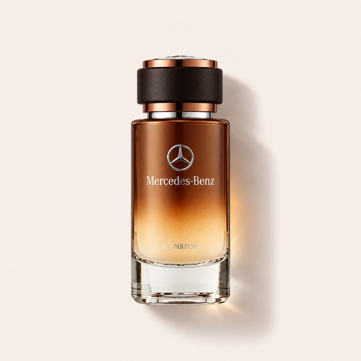 Mercedes-Benz Le Parfum EDP 120 ml ležící na růžovobéžovém pozadí – MrRizz