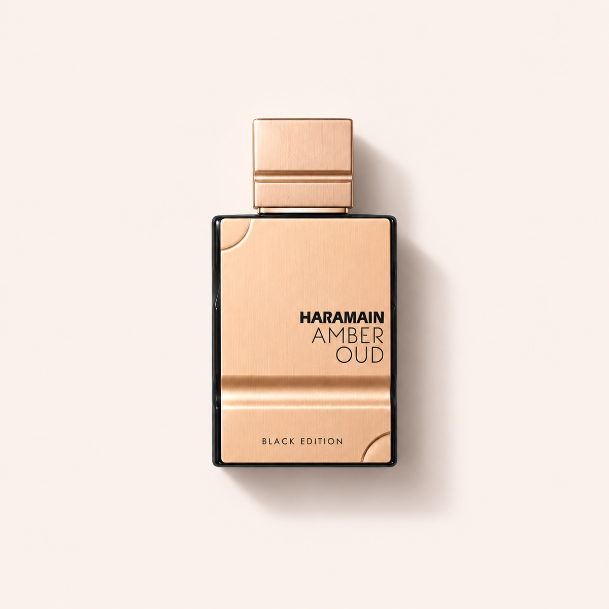 Flakon parfémované vody Al Haramain Amber Oud Black Edition 60 ml na světlém pozadí – MrRizz