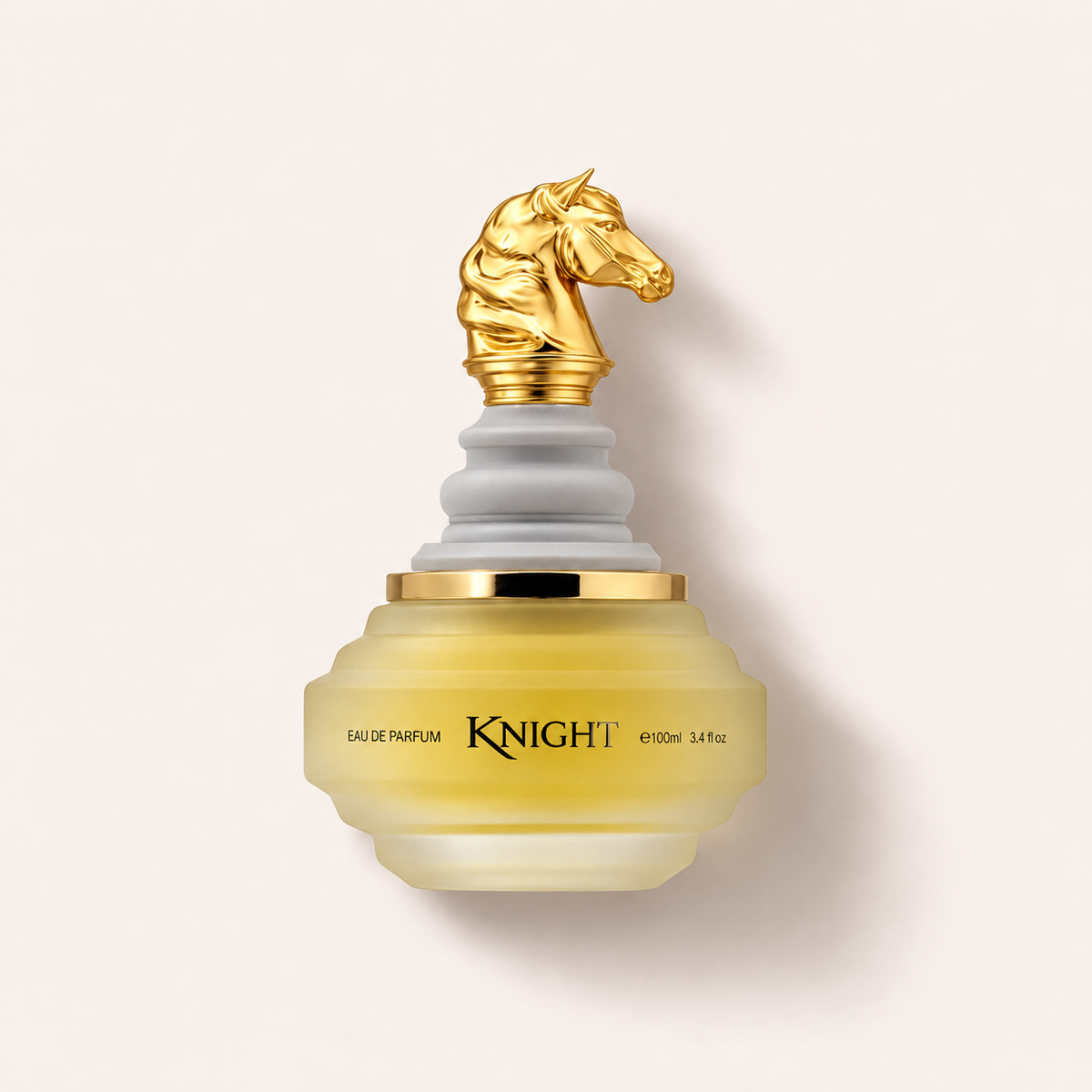 Flakon parfémované vody Armaf Checkmate White Knight 100 ml na světlém pozadí – MrRizz