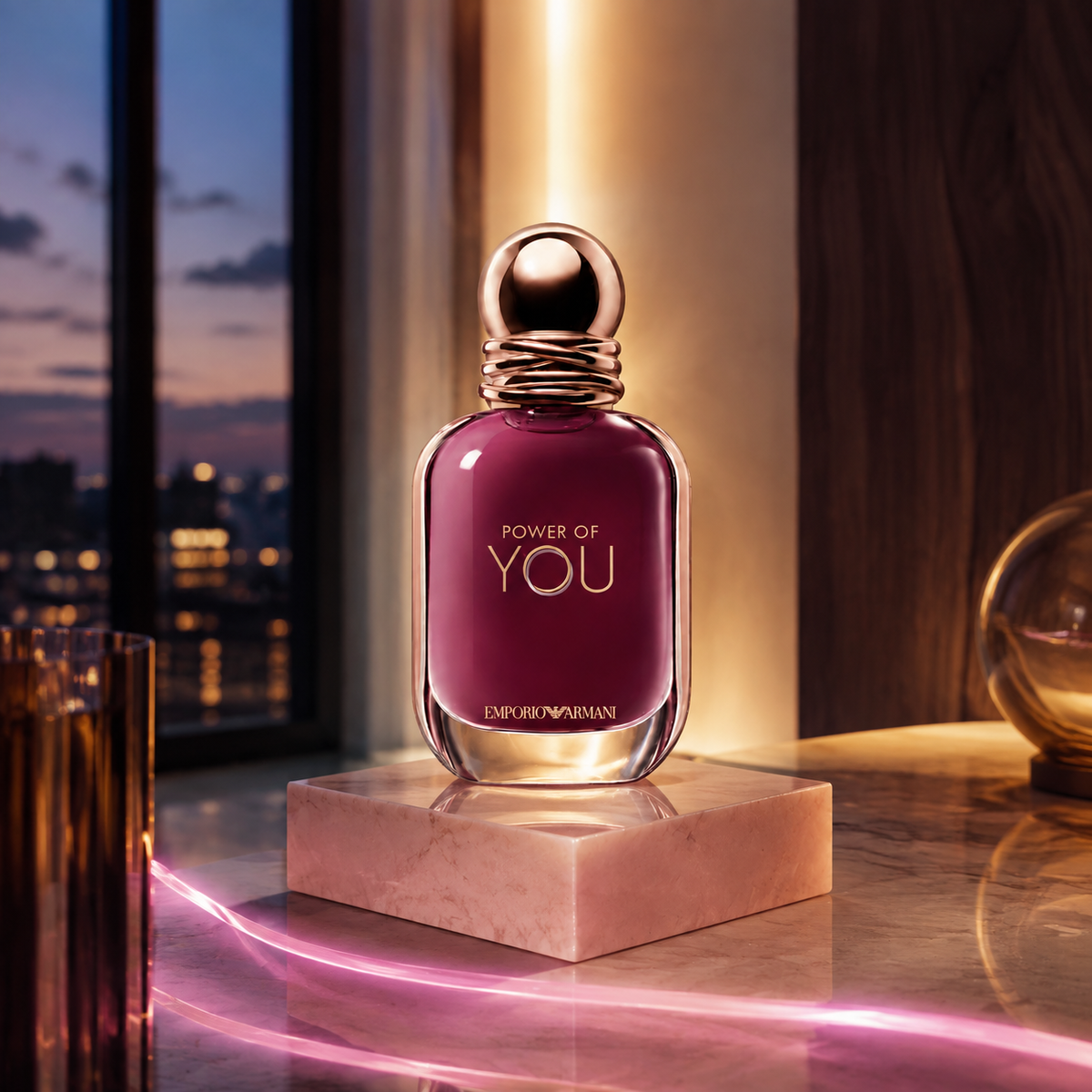 Emporio Armani Power of You na růžovém mramorovém podstavci u okna s večerním městem – MrRizz