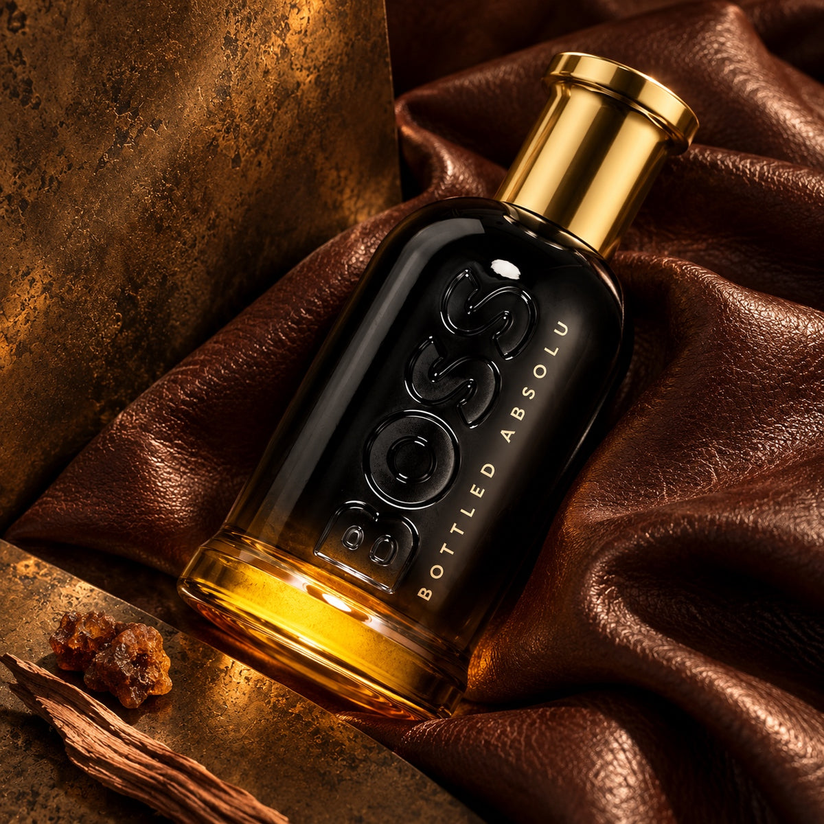 BOSS Bottled Absolu v koženém zátiší s myrhou a cedrem – MrRizz