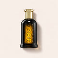 Flakon BOSS Bottled Elixir Parfum Intense 100 ml na světlém podkladu – MrRizz