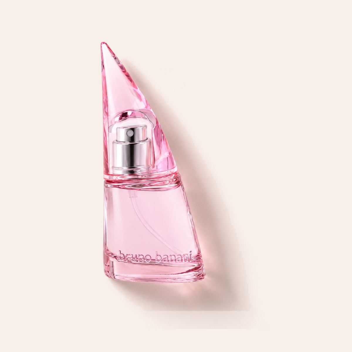Flakon Bruno Banani Woman EDT 20 ml na pudrově růžovém pozadí – MrRizz