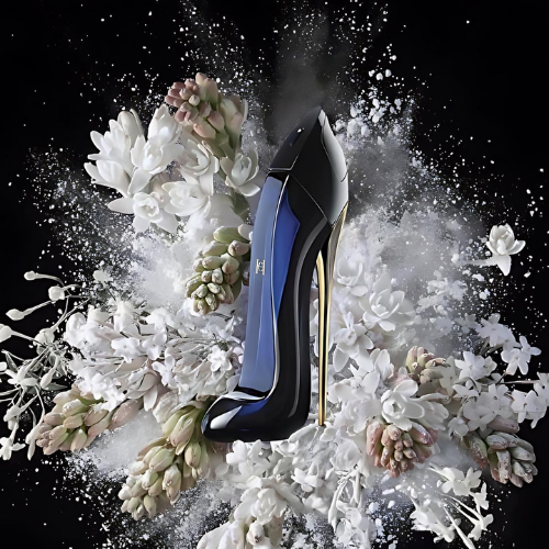 Carolina Herrera Good Girl EDP obklopená bílými květy na černém pozadí – MrRizz