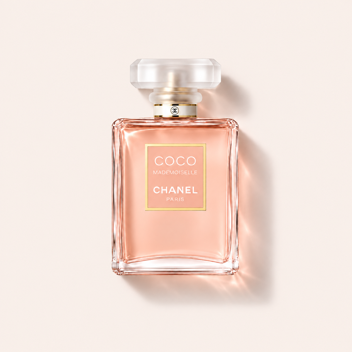 Flakon parfémované vody Chanel Coco Mademoiselle EDP 100 ml na světlém pozadí – MrRizz
