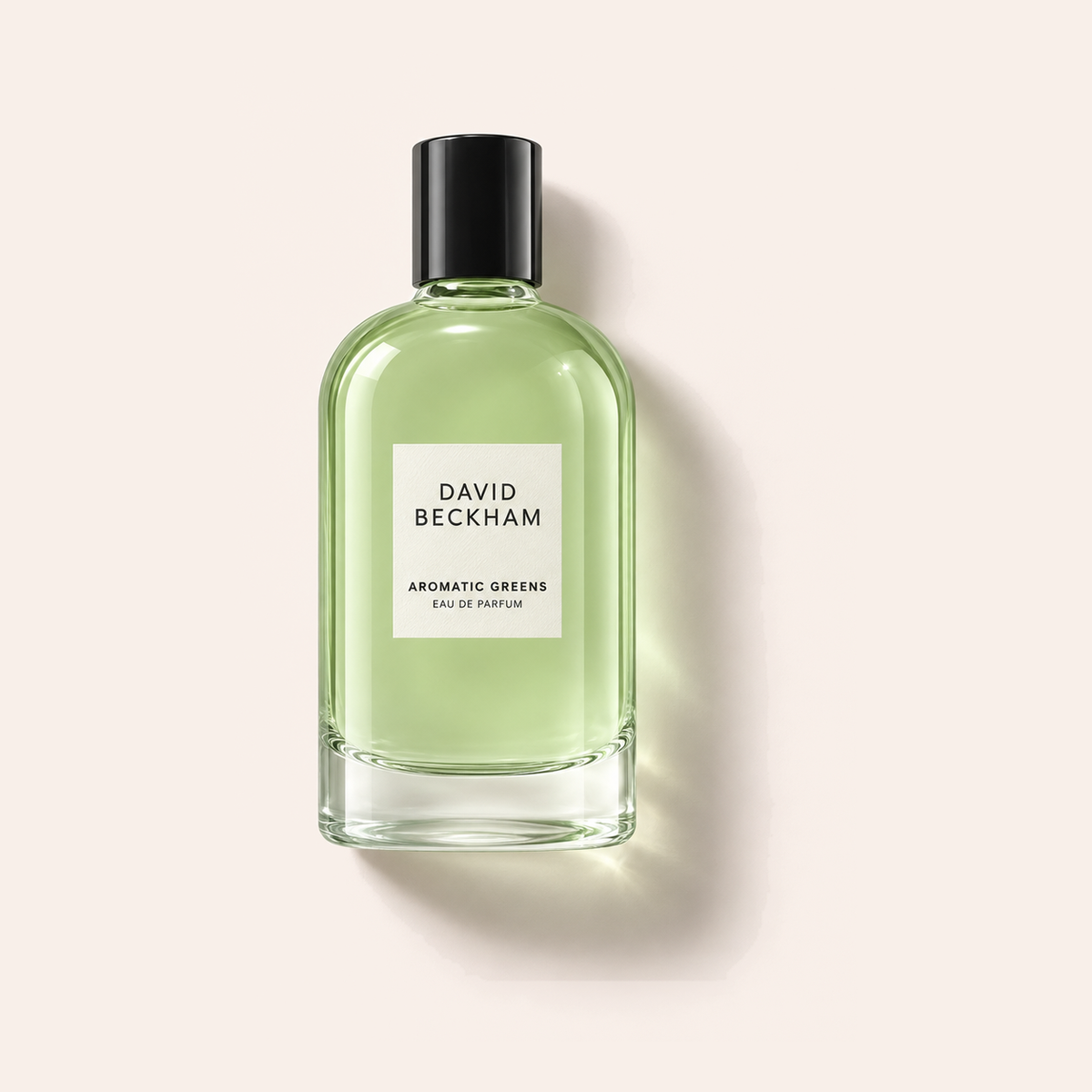 Flakon David Beckham Aromatic Greens EDP 100 ml na pudrově růžovém pozadí – MrRizz