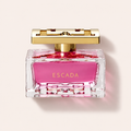 Flakon ESCADA Especially Escada EDP 75 ml na pudrově růžovém pozadí – MrRizz