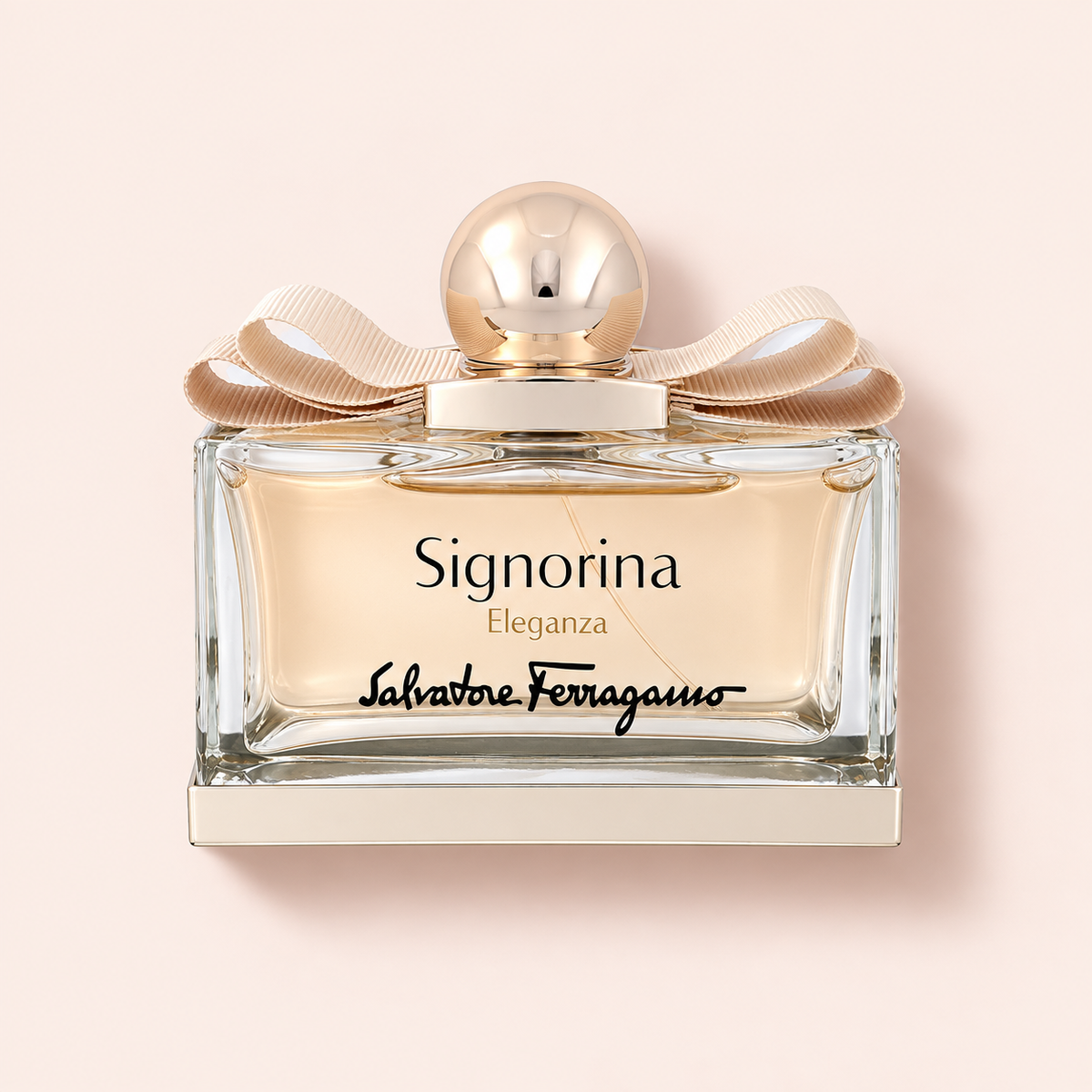 Ferragamo Signorina Eleganza EDP 100 ml, flakon na teplém světlém pozadí – MrRizz