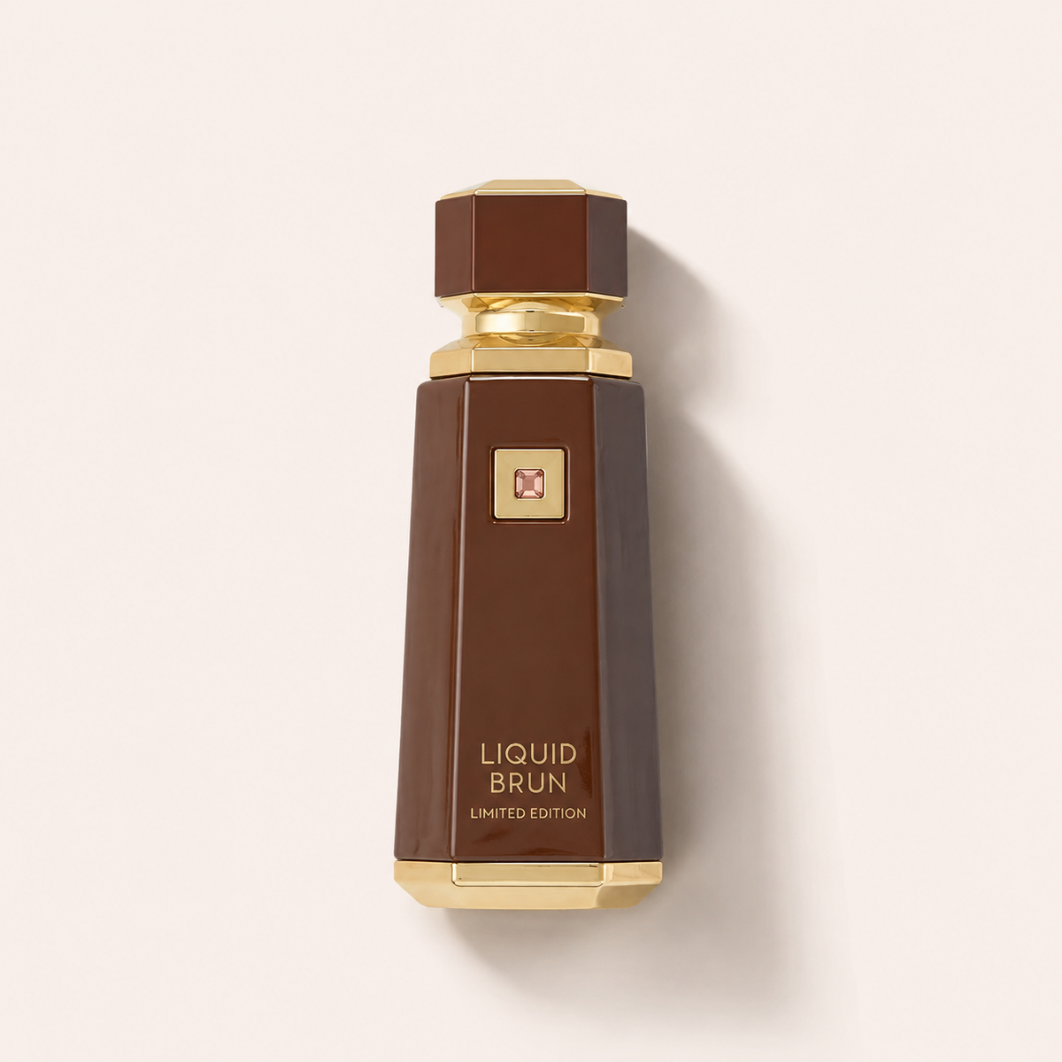 Hnědý flakon French Avenue Liquid Brun Limited Edition se zlatými detaily na světlém pozadí – MrRizz