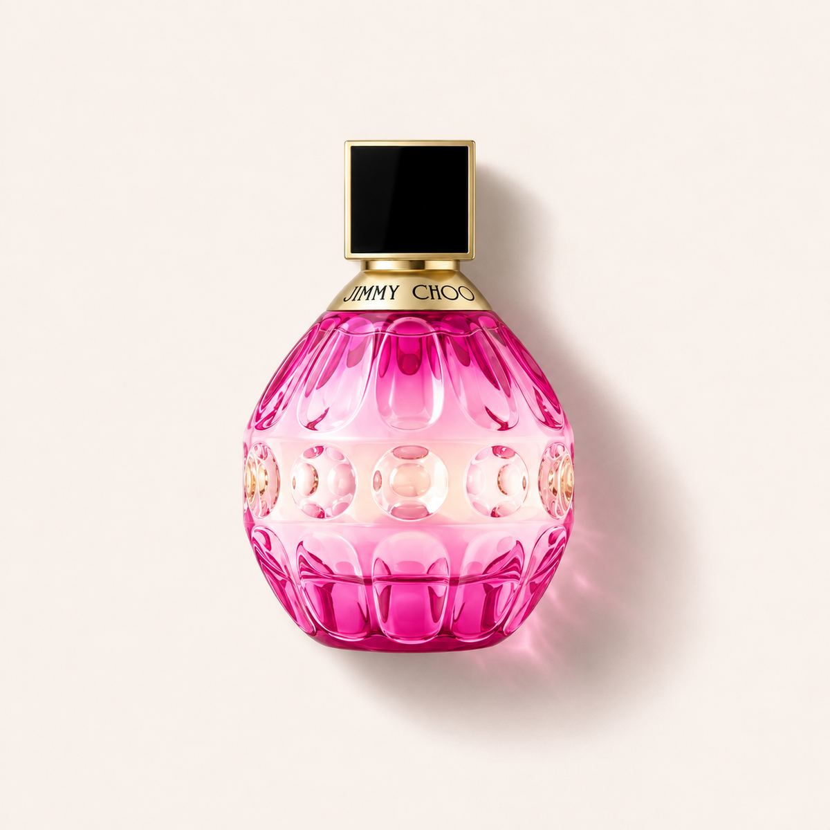 Růžový skleněný flakon Jimmy Choo Rose Passion EDP 100 ml s černozlatým víčkem na světlém pozadí – MrRizz