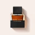 Flakon Lalique Encre Noire À L’Extrême EDP 100 ml na pudrově růžovém pozadí – MrRizz