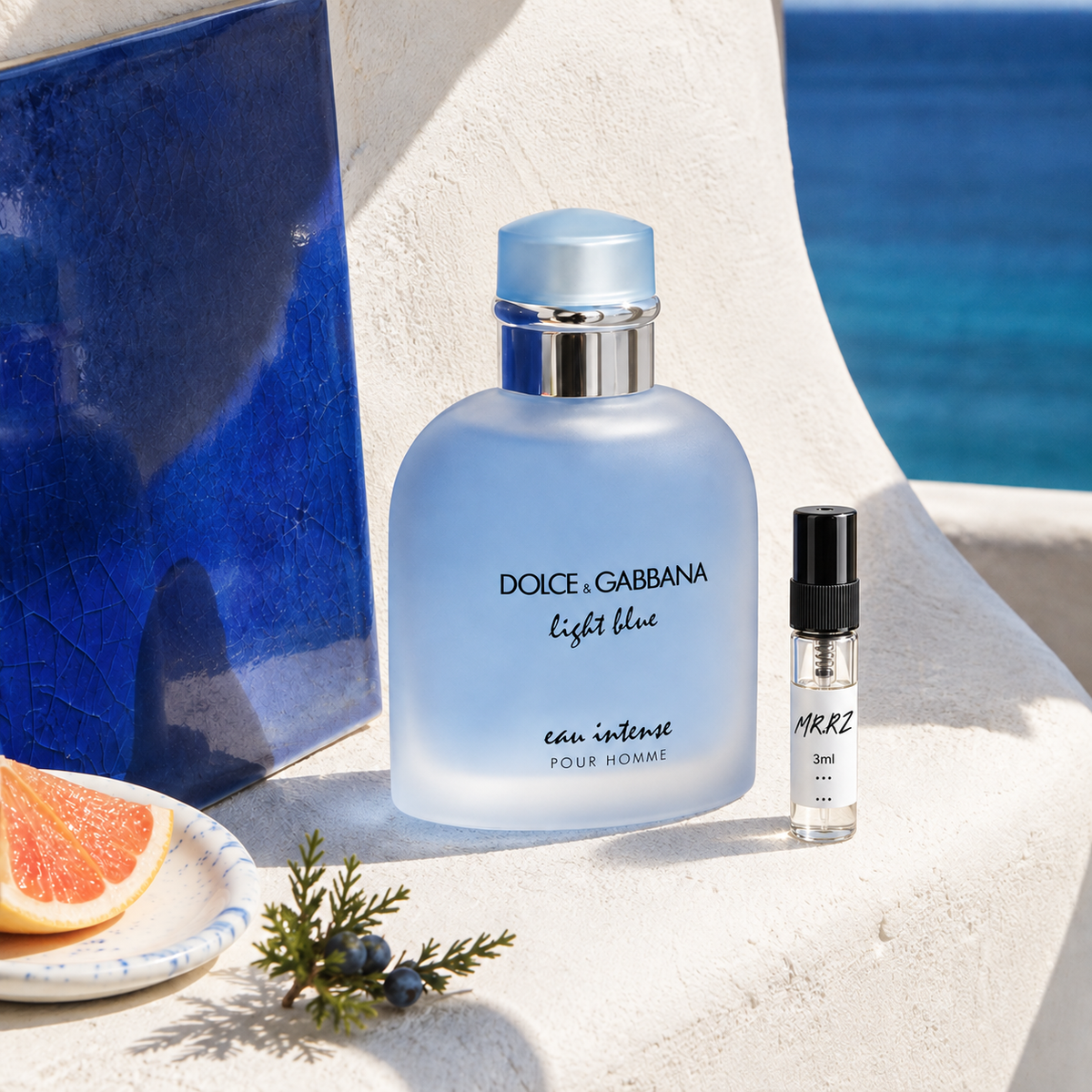 Dolce & Gabbana Light Blue Intense a vzorek MrRizz v přímořském zátiší