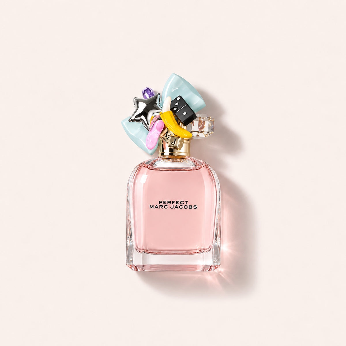 Marc Jacobs Perfect parfémovaná voda 100 ml, flakon na světlém pozadí – MrRizz