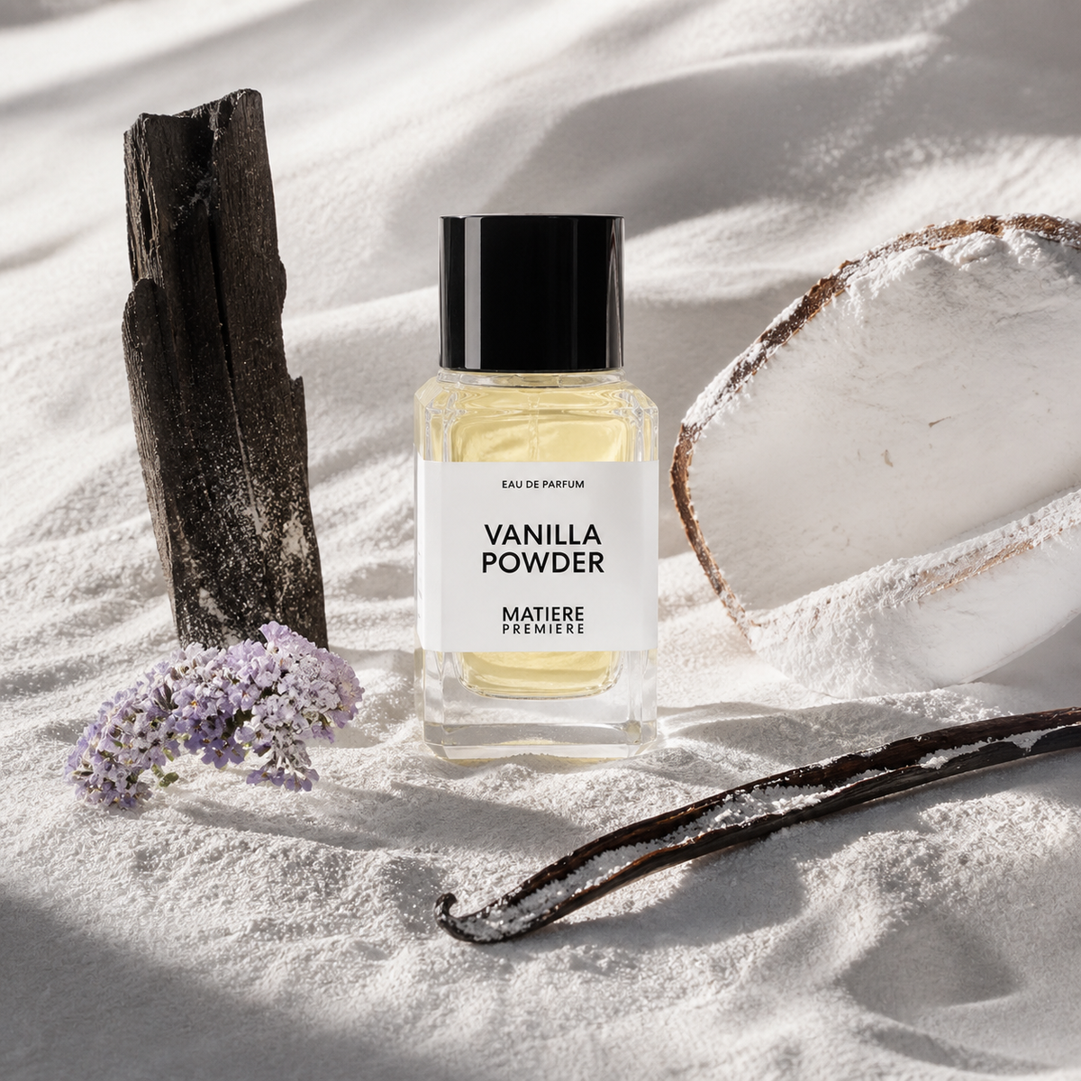 Matière Première Vanilla Powder v emocionální bílé scéně s vanilkou, kokosovým pudrem a palo santem – MrRizz