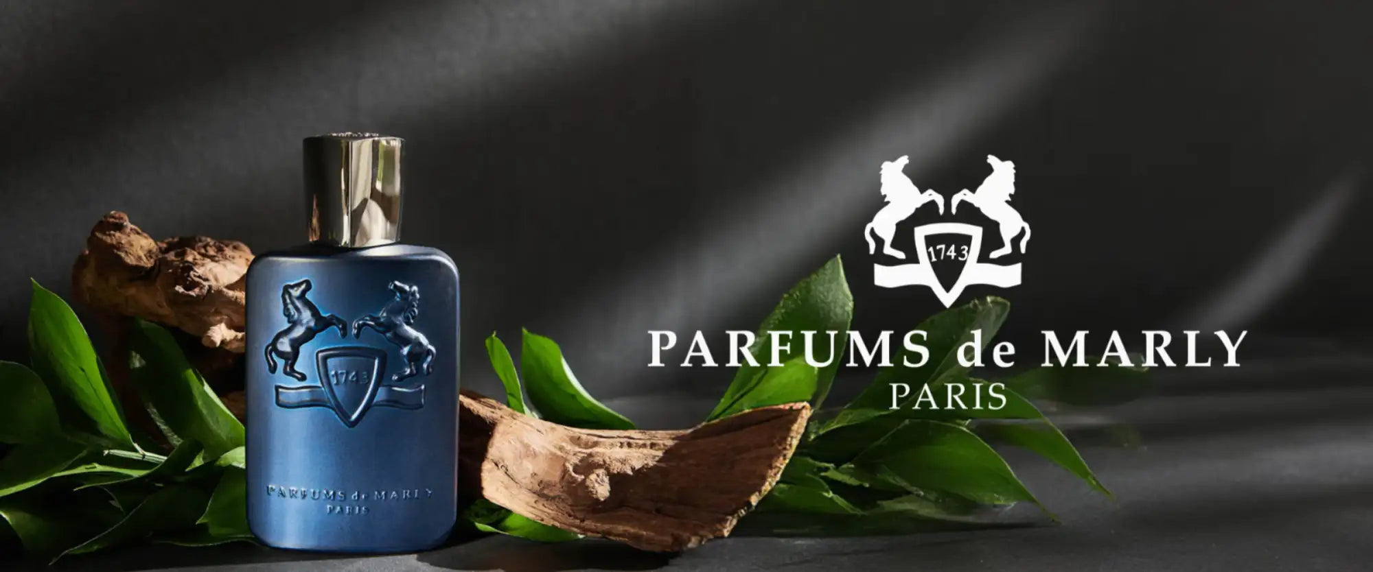 Modrá skleněná lahvička na parfém se zlatým uzávěrem a emblémem koně, parfums de marly paris.