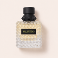 Valentino Donna Born in Roma Yellow Dream 50 ml – produktová fotografie na béžovém pozadí MrRizz