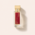 Úzký flakon Maison Francis Kurkdjian Baccarat Rouge 540 EDP 35 ml s červenou etiketou na světlém pozadí – MrRizz
