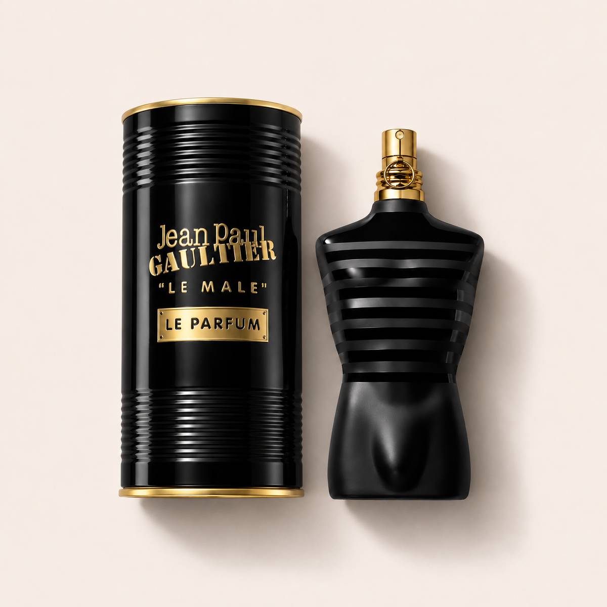 Jean Paul Gaultier Le Male Le Parfum – flakon s originálním obalem na béžovém pozadí – MrRizz