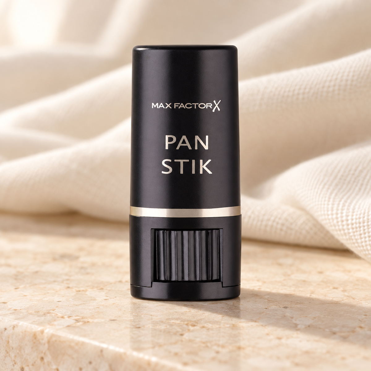 Max Factor Pan Stik 9 ml – produkt v prostředí