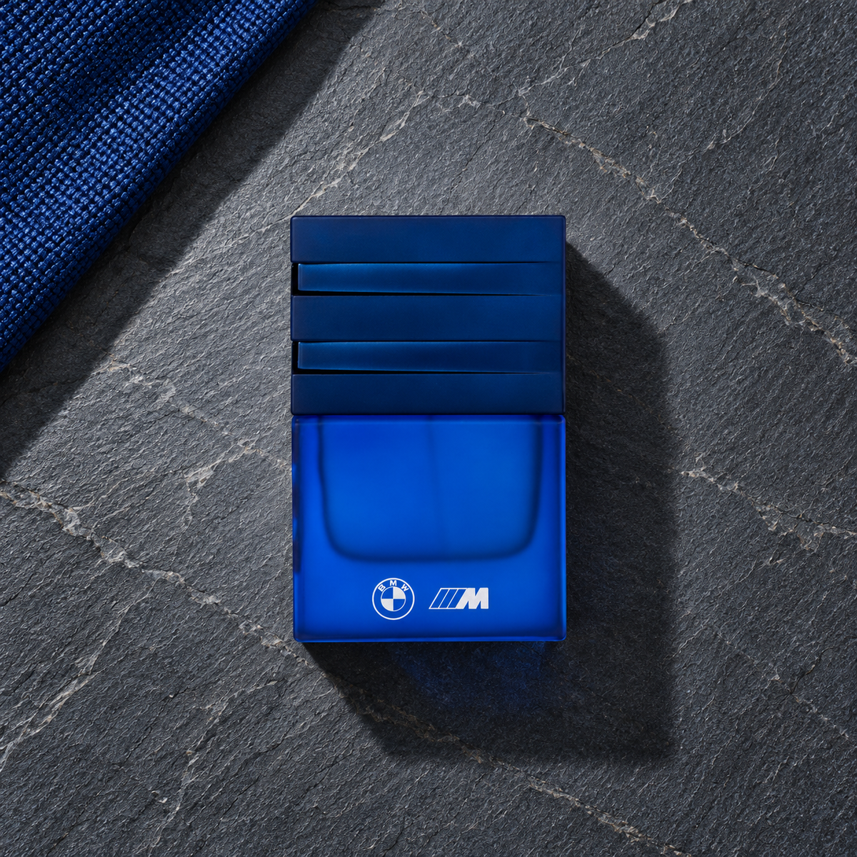 BMW M 1985 EDT 50 ml – parfém v prostředí, pohled shora s bočním stínem