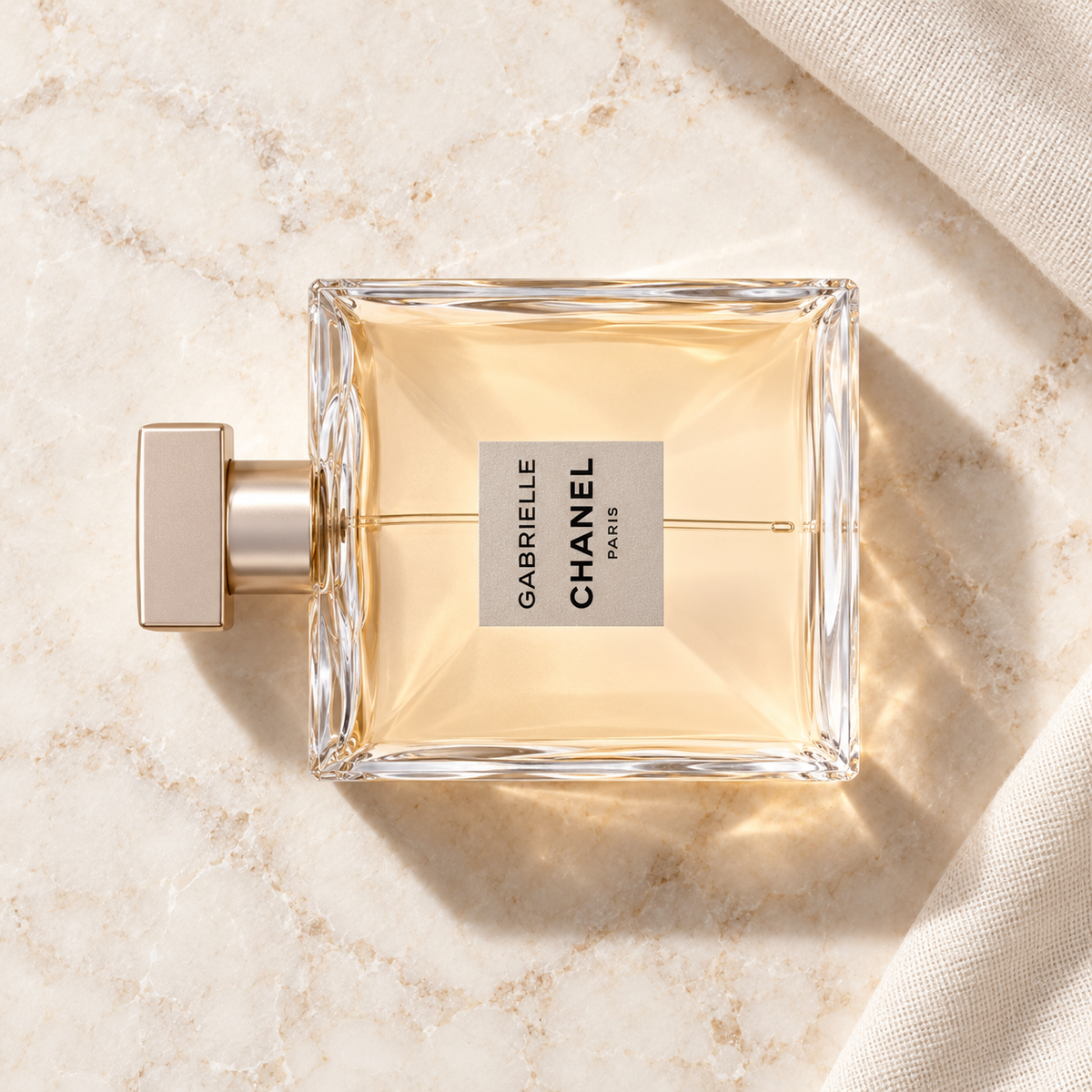 Chanel Gabrielle EDP 50 ml – parfém v prostředí, pohled shora s bočním stínem