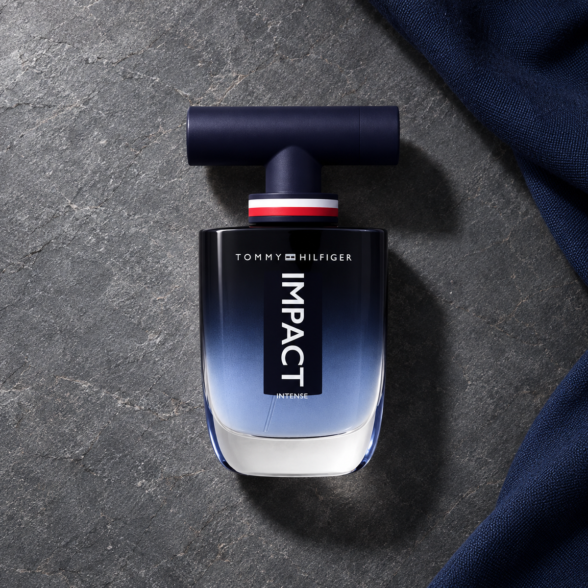 Tommy Hilfiger Impact Intense EDP 100 ml – parfém v prostředí, pohled shora s bočním stínem