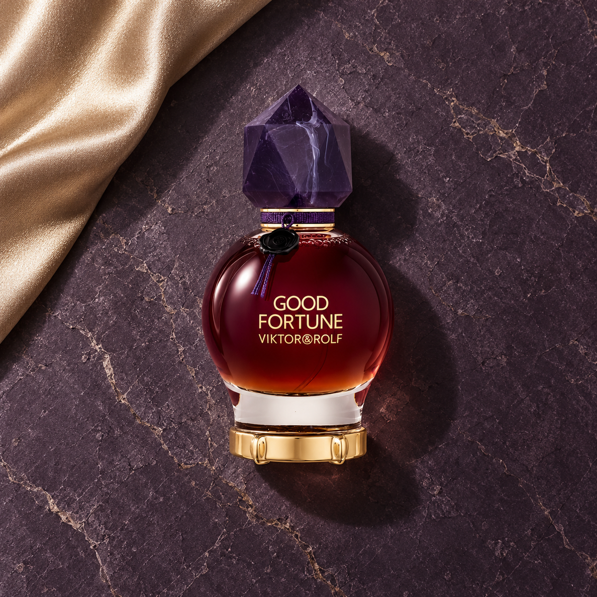 Viktor & Rolf Good Fortune Elixir Intense EDP 50 ml – parfém v prostředí, pohled shora s bočním stínem