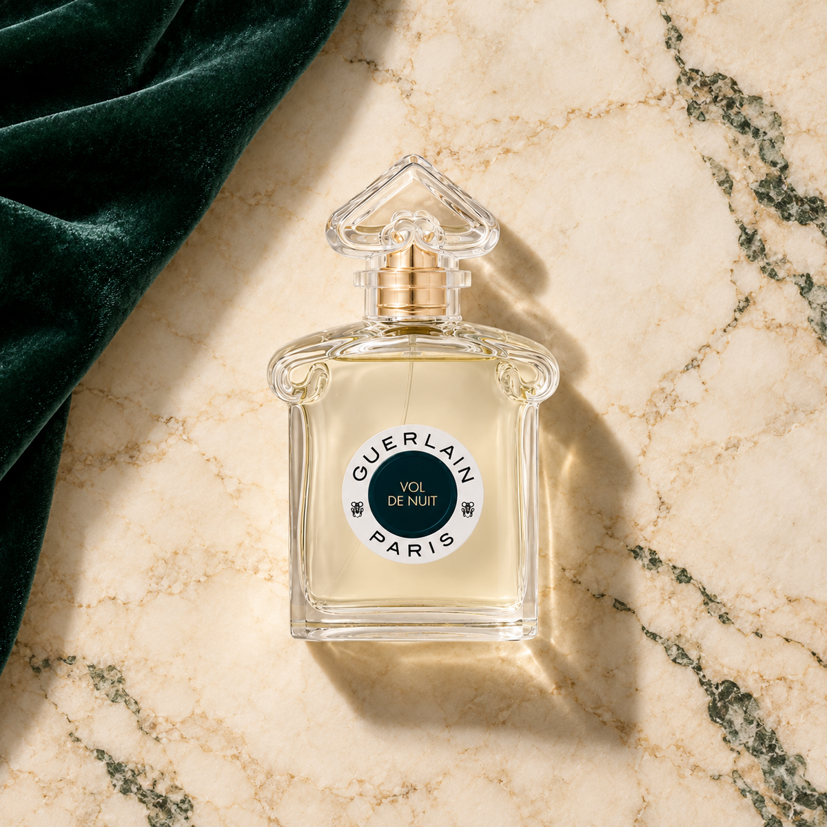Guerlain Vol de Nuit EDT 75 ml – parfém v prostředí, pohled shora s bočním stínem
