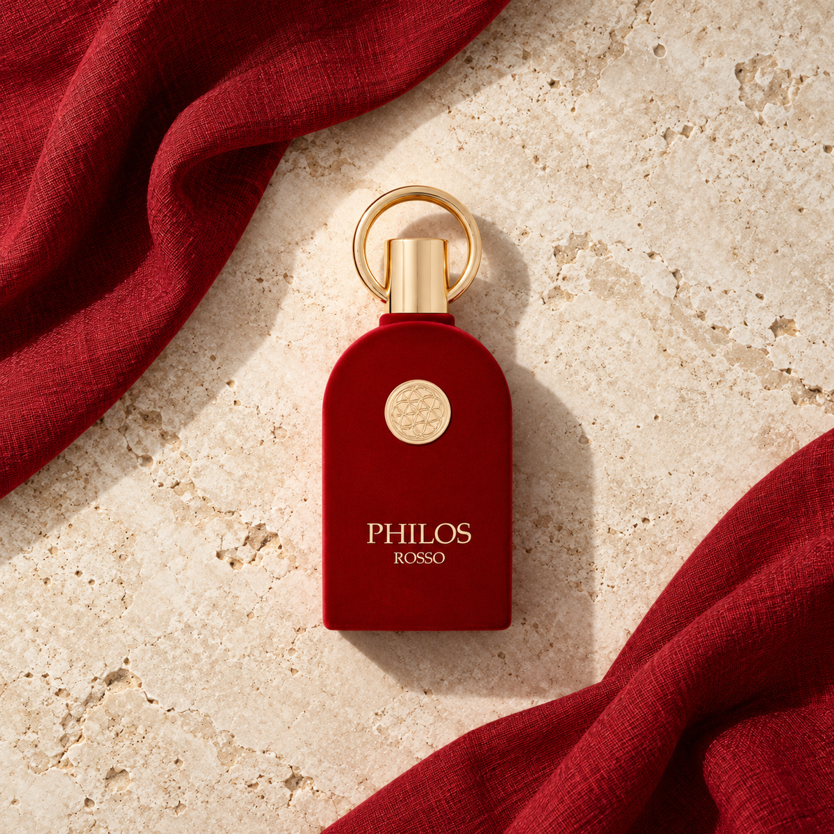 Maison Alhambra Philos Rosso 100 ml – parfém v prostředí, pohled shora s bočním stínem