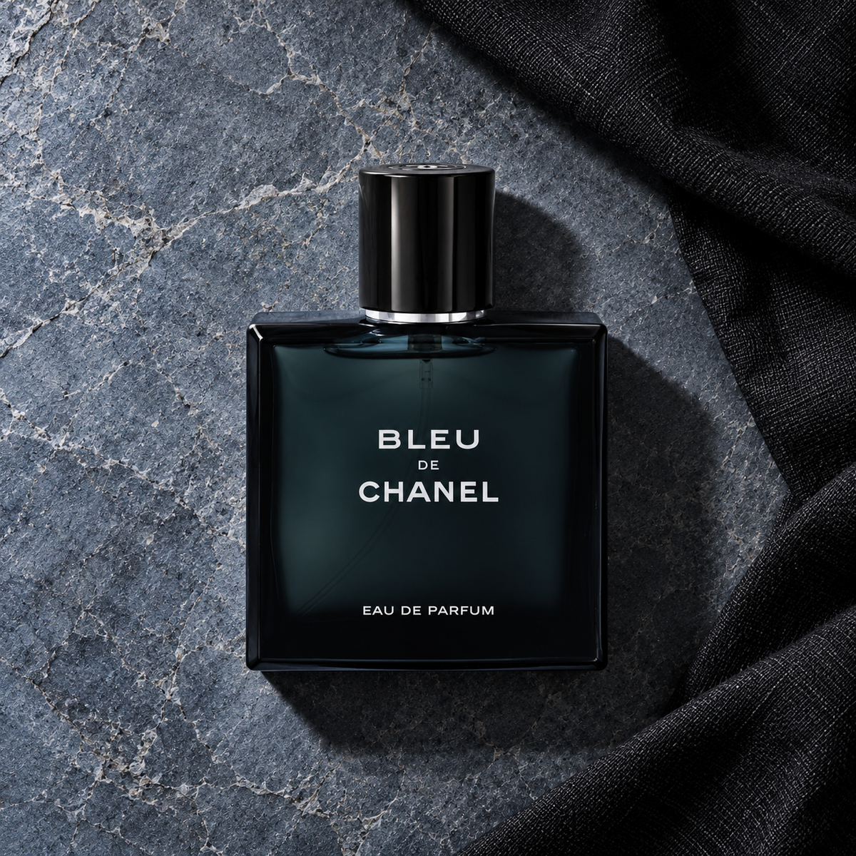Chanel Bleu de Chanel EDP 50 ml – parfém v prostředí, pohled shora s bočním stínem