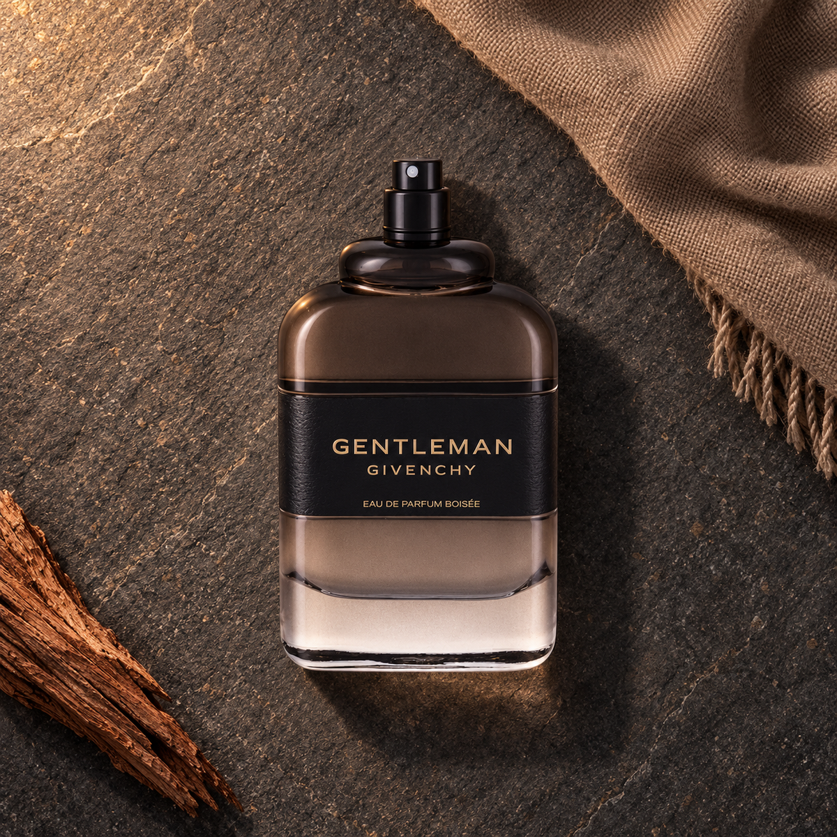 Givenchy Gentleman Boisée 100 ml – parfém v prostředí, pohled shora s bočním stínem