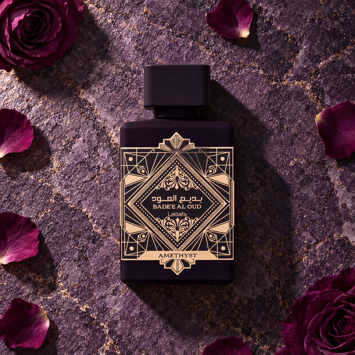 Lattafa Bade'e Al Oud Amethyst EDP 100 ml – parfém v prostředí, pohled shora s bočním stínem