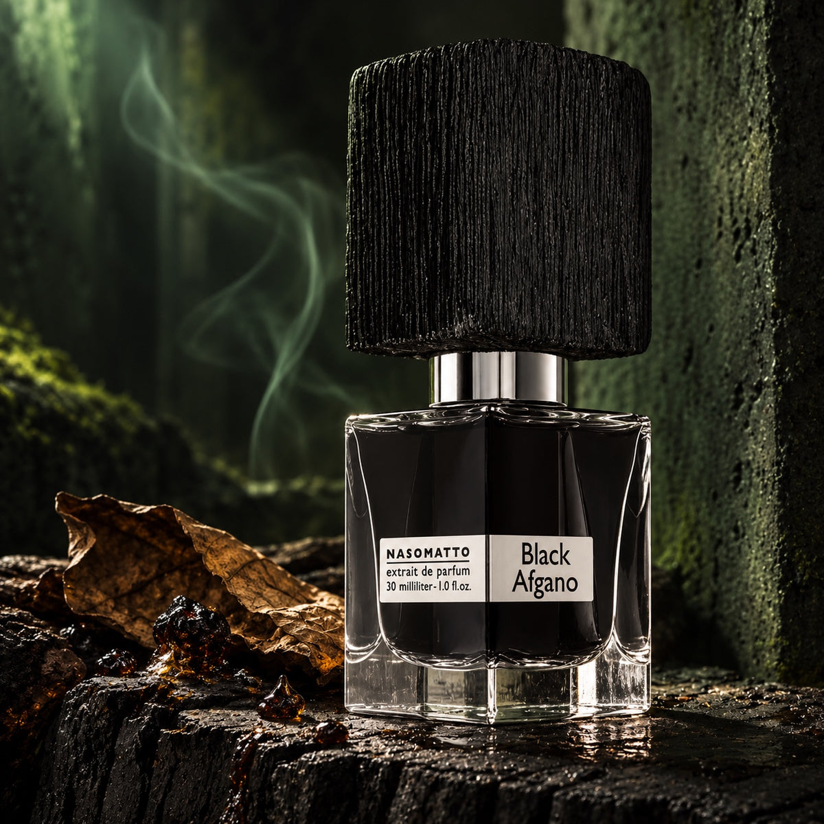 Nasomatto Black Afgano Extrait 30 ml v tmavém zátiší s pryskyřicí a tabákovým listem – MrRizz
