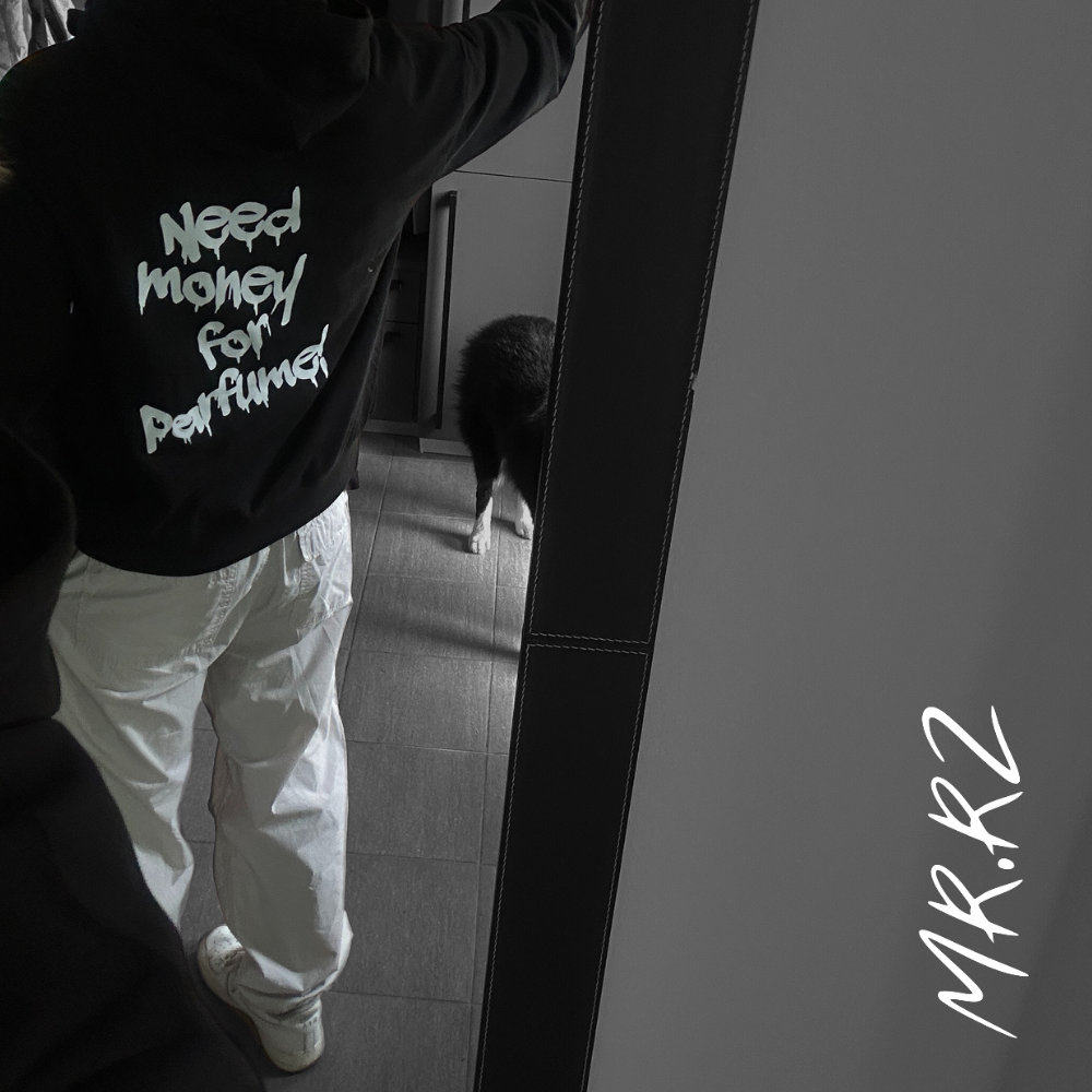 ’NEED MONEY FOR PERFUME!’ Sweatshirt - MR.RIZZ