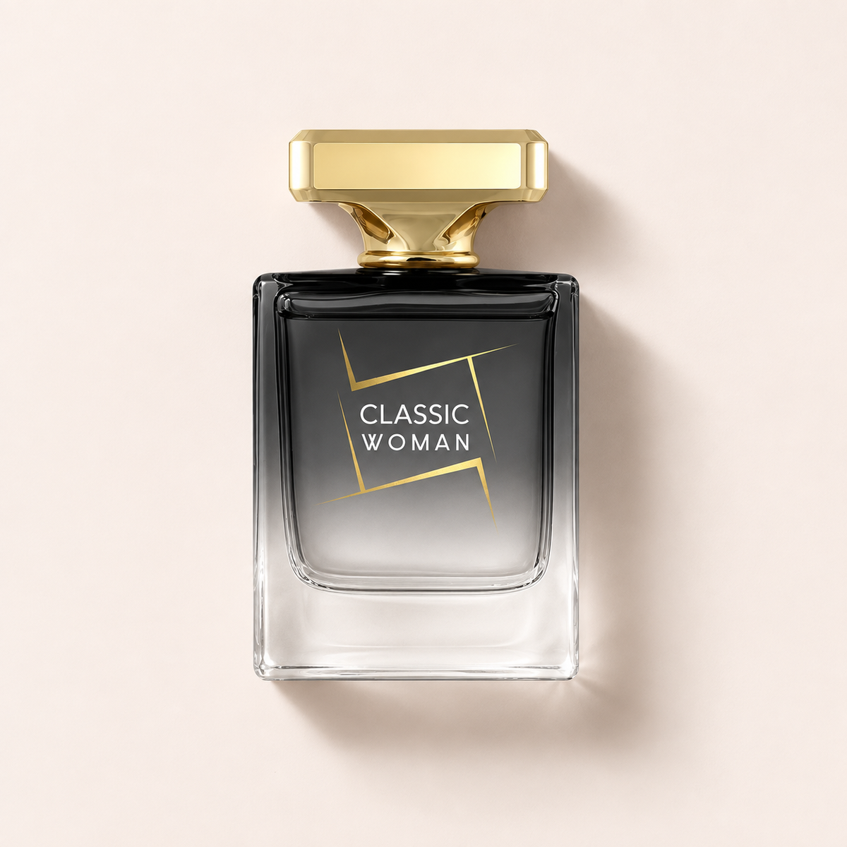Flakon New Brand Parfums Prestige Classic Woman EDP 100 ml se zlatým víčkem na světlém pozadí – MrRizz