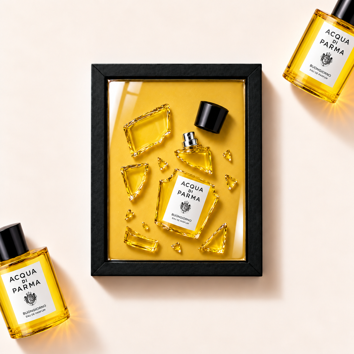 Ilustrační parfémový obraz Acqua di Parma Buongiorno z fragmentů originálního flakonu v černém rámu
