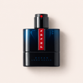 Prada Luna Rossa Ocean EDT 50 ml – parfém na světle růžovém pozadí – MrRizz