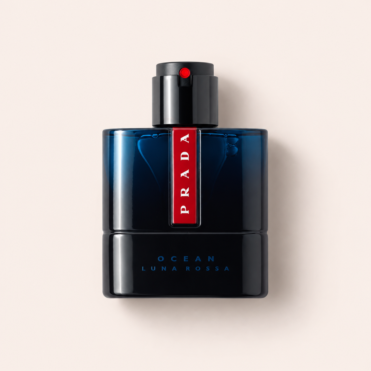Prada Luna Rossa Ocean EDT 50 ml – parfém na světle růžovém pozadí – MrRizz