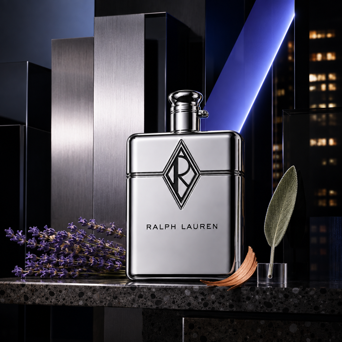 Ralph Lauren Ralph's Club New York před kovovými sloupy a nočním městem s levandulí a šalvějí – MrRizz