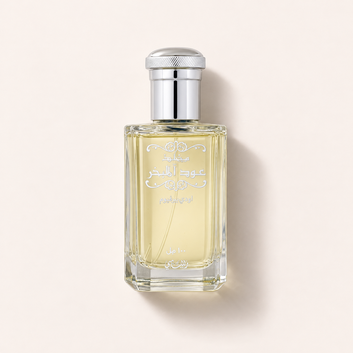 Flakon parfémované vody Rasasi Mukhallat Oudh Al Mubakhar 100 ml na světlém pozadí – MrRizz