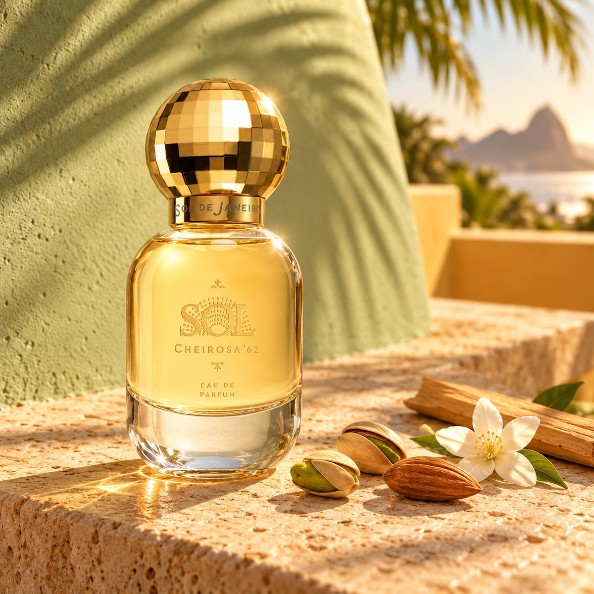 Sol de Janeiro SOL Cheirosa ’62 EDP 50 ml na sluncem zalité kamenné terase s pistáciemi, mandlí a jasmínem – MrRizz